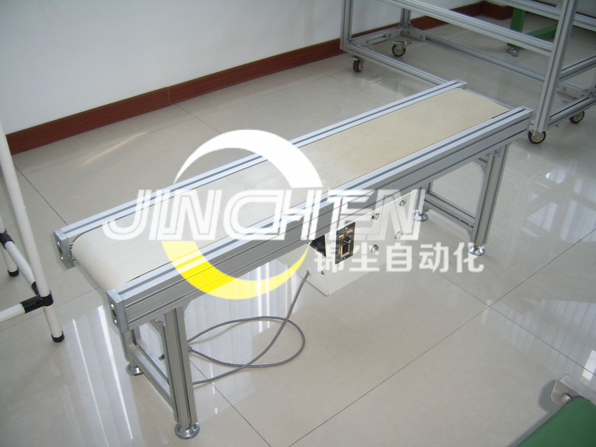 摆放在展示厅的小型传送带